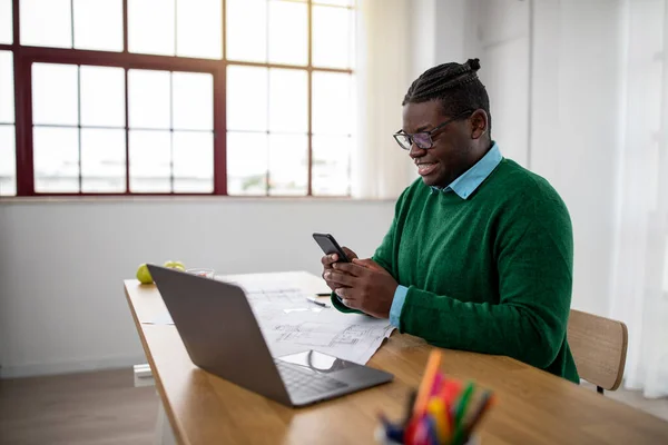 Fröhlicher Afroamerikanischer Geschäftsmann Mit Mobiler App Handy Der Laptop Arbeitsplatz — Stockfoto