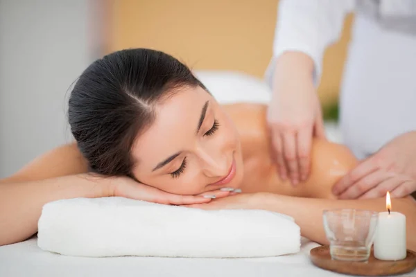Femme Indienne Souriante Profitant Massage Corporel Relaxant Dans Salon Spa — Photo