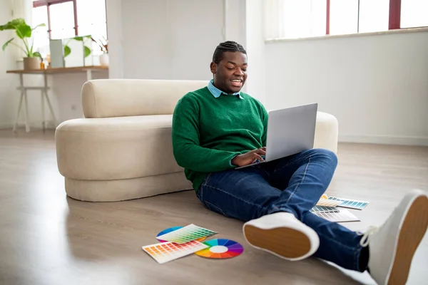 Wesoły Afroamerykanin Mężczyzna Projektant Freelancer Praca Laptopie Pisania Siedząc Podłodze — Zdjęcie stockowe