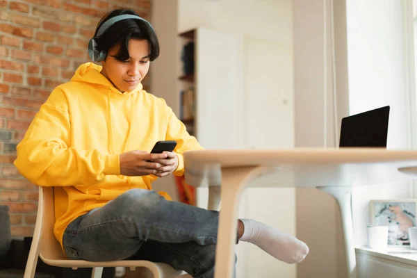 Asian Teen Boy Using Mobile Phone Playing Games Learning Online — Stock Photo, Image