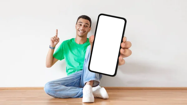 Cool App Chico Árabe Feliz Sentado Piso Mostrando Gran Teléfono —  Fotos de Stock