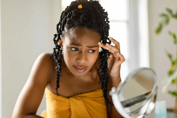 Mujer Afroamericana Trastornada Toalla Mirando Espejo Revisando Sus Arrugas Frente — Foto de Stock