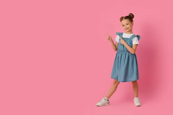 Перевір Симпатична Маленька Дівчинка Спрямовує Вбік Копіювати Простір Двома Пальцями — стокове фото