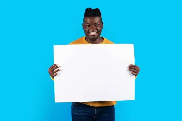 Usmívající Afroameričan Drží Prázdný Bílý Plakát Ruce Mladý Veselý Black — Stock fotografie