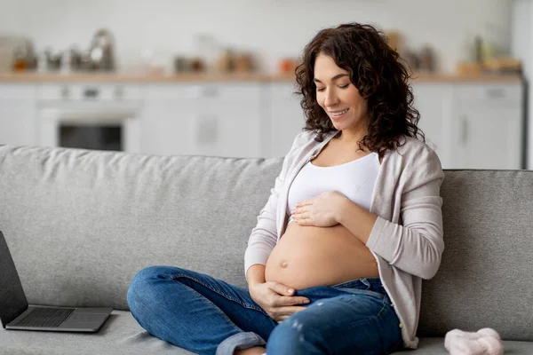 Czas Ciążę Piękna Kobieta Ciąży Siedząca Kanapie Pieszcząca Jej Brzuch — Zdjęcie stockowe