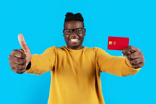 Homem Negro Feliz Segurando Cartão Crédito Sua Mão Mostrando Polegar — Fotografia de Stock