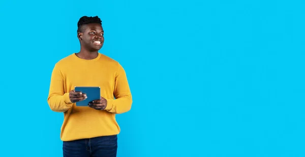 Joven Sonriente Hombre Negro Sosteniendo Tableta Digital Mirando Hacia Lado — Foto de Stock