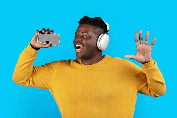 Retrato Del Hombre Negro Despreocupado Auriculares Inalámbricos Cantando Con Teléfono —  Fotos de Stock