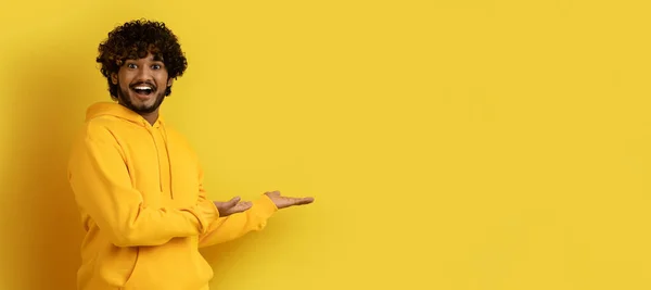 Heyecanlı Yakışıklı Kıvırcık Sarı Kapüşonlu Sarı Kapüşonlu Genç Adam Reklam — Stok fotoğraf