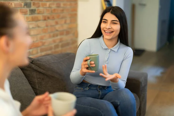 Amigos Europeus Felizes Conversando Bebendo Chá Sentados Sofá Desfrutando Comunicação — Fotografia de Stock
