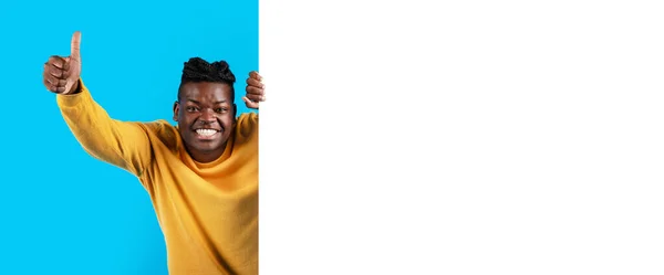 伟大的计划 黑人男子站在空白广告牌附近 在相机前展示大拇指 快乐的非洲裔美国男性演示提供设计的复制空间 — 图库照片