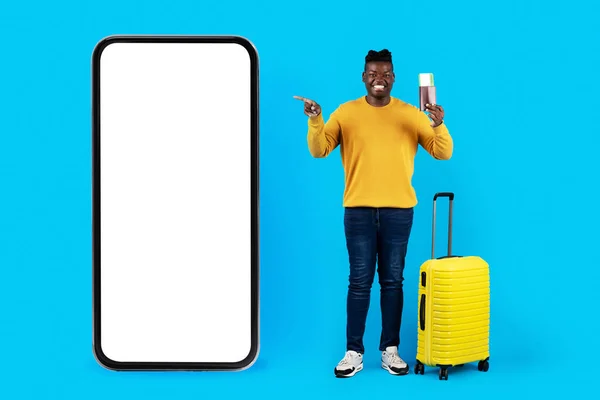 Bavulu Pasaportu Olan Siyah Adam Boş Beyaz Ekranlı Akıllı Telefonu — Stok fotoğraf