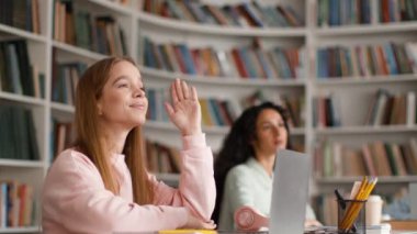 İlginç bir seminer. Genç zeki kız öğrenci elini kaldırıyor ve profesörlere soru soruyor, grup arkadaşlarıyla sınıfta konferans dinliyor, çekim takip ediyor, yavaş çekim, serbest alan