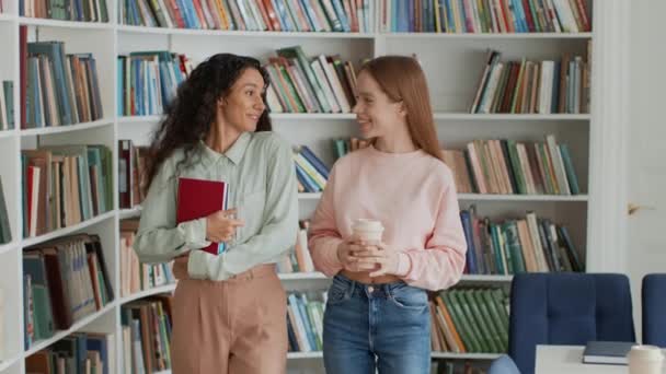 Studentský Život Přátelství Dvě Hezké Dámy Procházející Knihovně Diskutující Nové — Stock video