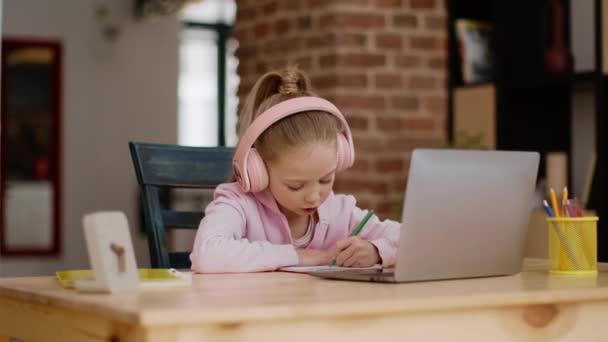 Concepto Educación Hogar Adorable Colegiala Con Auriculares Color Rosa Estudiar — Vídeos de Stock