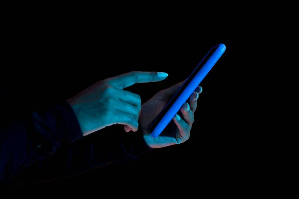 Mão Feminina Segurando Smartphone Tela Sensível Toque Com Dedo Quarto — Fotografia de Stock