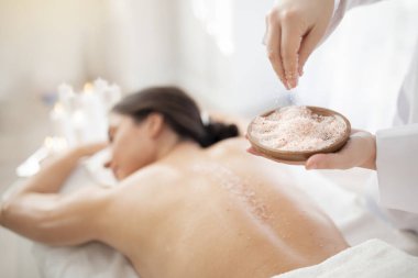 Modern Spa 'da cilt bakımı yaptıran genç kadın, Profesyonel Güzellik Uzmanı Kadın Güzellik Merkezi' nde Güzellik Seansı sırasında Kadın Tuzu Uygulayan, Seçici Odaklanma