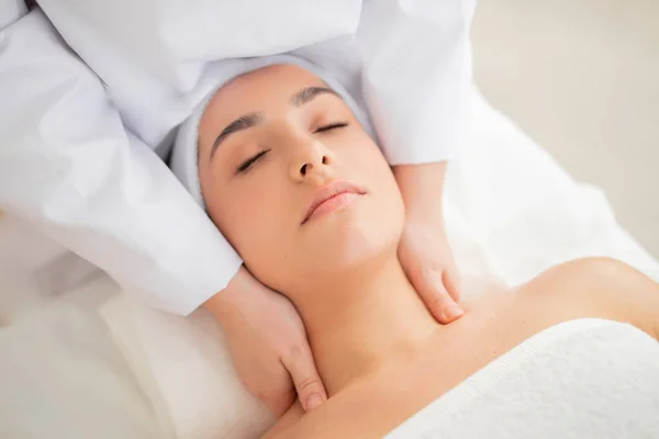 Kosmetikerin Macht Nackenmassage Für Junge Inderin Wellness Salon Professionelle Kosmetikerin — Stockfoto