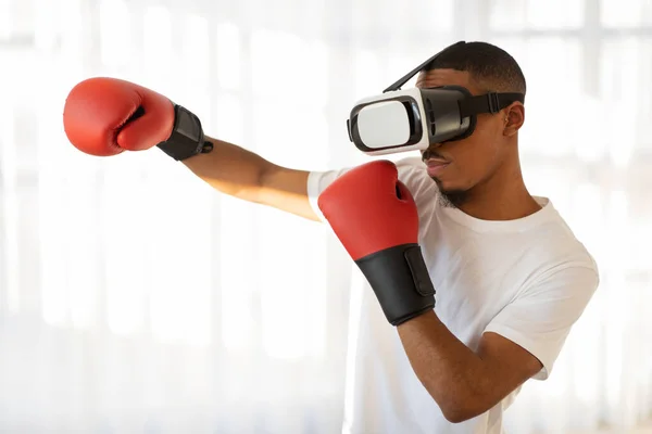 Молодий Чорношкірий Спортсмен Шолом Червоні Боксерські Рукавички Мають Віртуальне Тренування — стокове фото