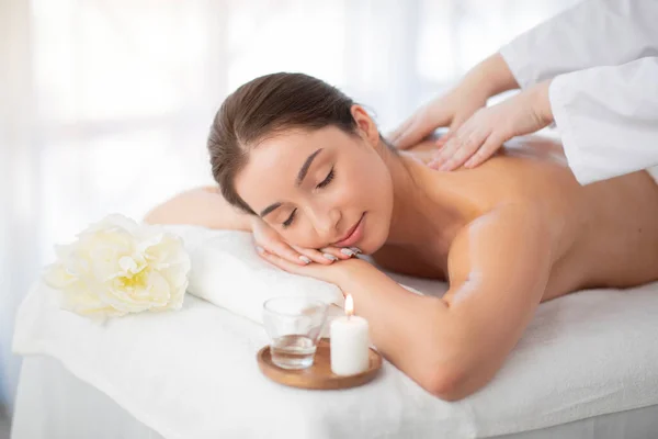 Relaxado Bela Mulher Indiana Tendo Sessão Massagem Terapêutica Salão Spa — Fotografia de Stock