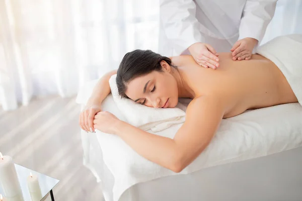 Linda Jovem Indiana Descansando Salão Spa Durante Sessão Massagem Mulher — Fotografia de Stock