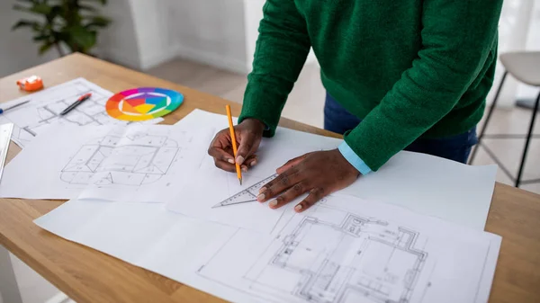无法辨认的非洲裔美国设计师 他负责绘制工程图纸或计划在工作场所室内工作 建筑与室内设计职业理念 — 图库照片