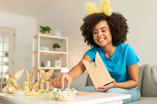 2017 Portrait Beautiful African American Woman Preparing Easter Gifts Home — 스톡 사진