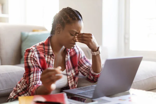 Exceso Trabajo Mujer Negra Agotada Freelancer Sentado Suelo Delante Computadora —  Fotos de Stock