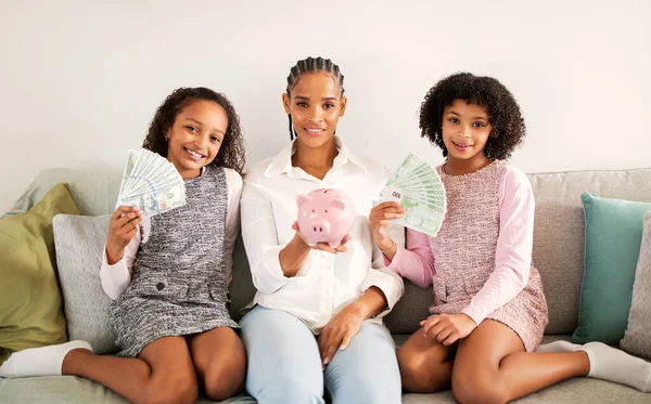 Financial Offer African American Mother Daughters Holding Piggybank Family Savings — Stock Photo, Image