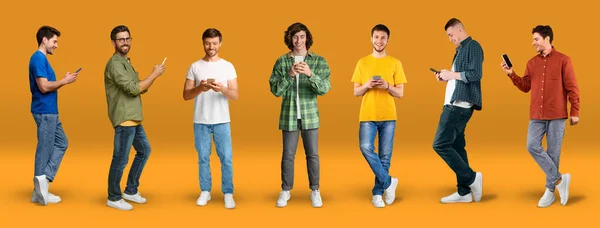 Χαρούμενος Νεαρός Καυκάσιος Άνδρες Casual Πληκτρολόγηση Smartphones Παρακολουθήστε Βίντεο Που — Φωτογραφία Αρχείου