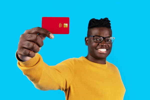 Wesoły Afroamerykanin Mężczyzna Wyświetlanie Czerwonej Karty Kredytowej Kamerze Happy Young — Zdjęcie stockowe