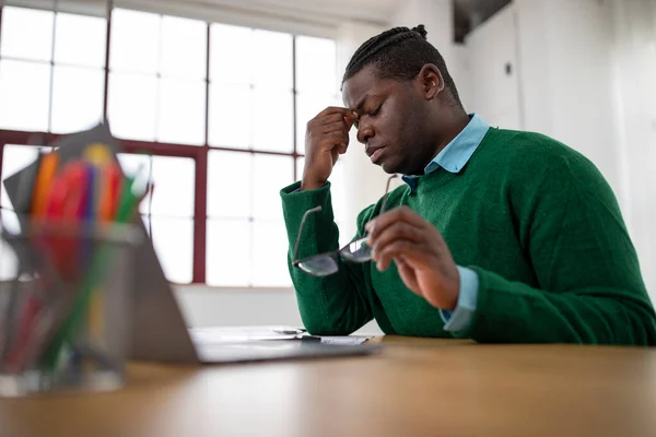 Oog Vermoeidheid Moe Zwarte Man Met Pijnlijke Ogen Lijdend Aan — Stockfoto