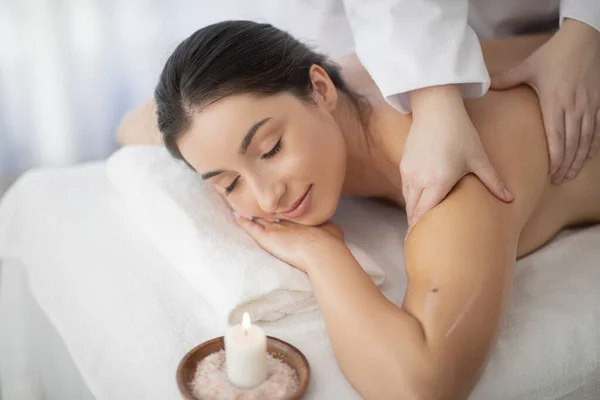 Spa Procedure Mooie Indiase Vrouw Krijgen Lichaam Massage Wellness Center — Stockfoto
