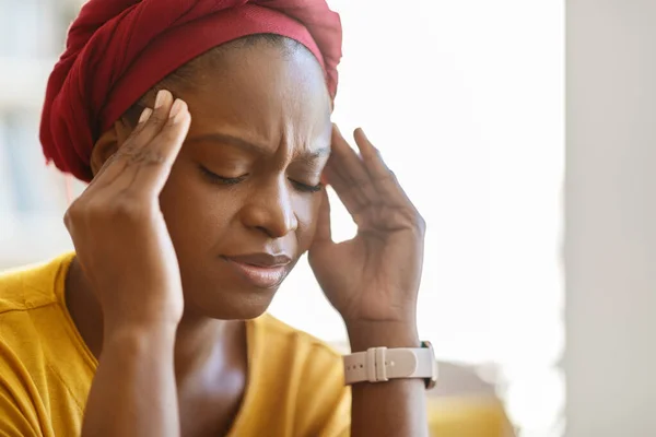 Erschöpfendes Migränekonzept Unzufriedene Junge Schwarze Frau Mit Rotem Afrikanischem Turban — Stockfoto