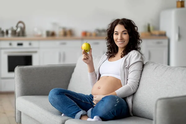 Hamilelik Diyeti Yeşil Elma Tutan Karnına Dokunan Gülümseyen Hamile Kadın — Stok fotoğraf