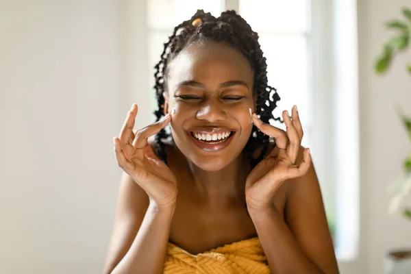 Güzel Siyahi Kadın Yüzüne Dokunuyor Gülümsüyor Evde Güzellik Tedavisi Yapıyor — Stok fotoğraf