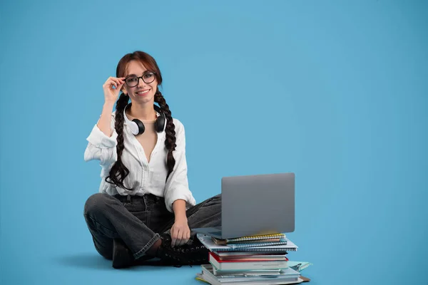 Menina Adolescente Europeia Feliz Com Tranças Óculos Senta Chão Com — Fotografia de Stock
