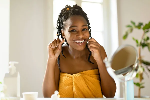 Sonrisa Perfecta Retrato Una Mujer Afroamericana Feliz Usando Hilo Dental — Foto de Stock