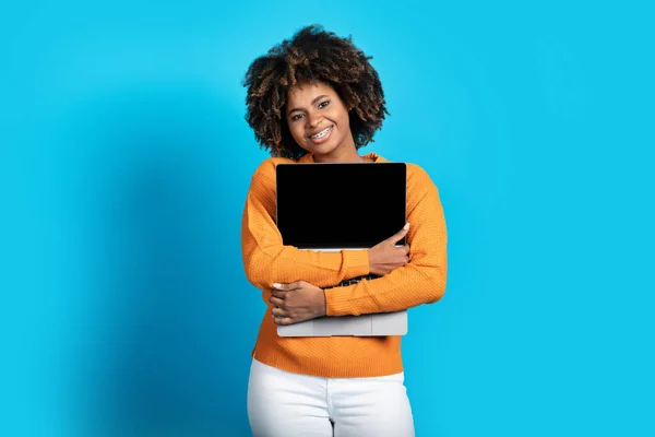 스러운 귀엽고 아름다운 아프리카 미국인 아가씨빈 스크린으로 노트북을 포용하고 스튜디오 — 스톡 사진