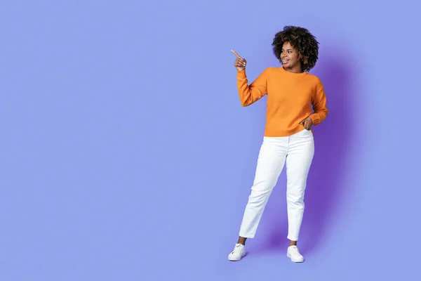 いい取引だ ポジティブな陽気な美しい若いアフリカ系アメリカ人女性でスタイリッシュな衣装ショーコピースペースのための広告以上紫のスタジオの背景 フル長さショット — ストック写真