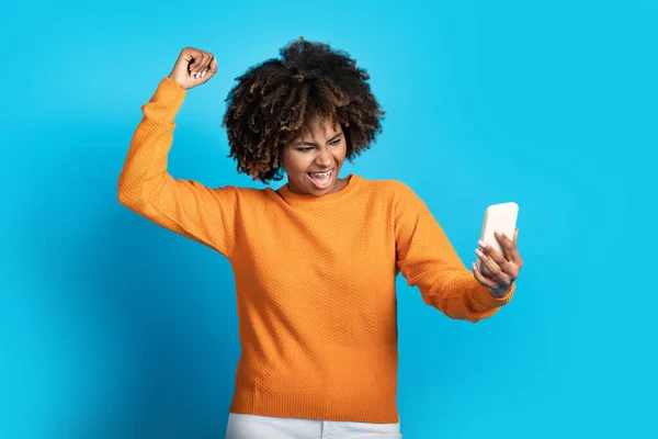 Συναισθηματικά Ευτυχισμένη Όμορφη Σγουρά Νεαρή Μαύρη Γυναίκα Smartphone Στο Χέρι — Φωτογραφία Αρχείου