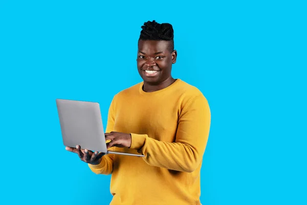 Szczęśliwy Młody Czarny Człowiek Laptopem Rękach Pozowanie Niebieskim Tle Uśmiechnięty — Zdjęcie stockowe