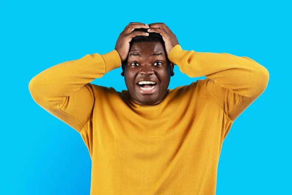Retrato Del Hombre Negro Sorprendido Tocando Cabeza Abriendo Boca Asombro —  Fotos de Stock