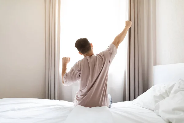 Rückansicht Eines Nicht Wiedererkennbaren Mannes Schlafanzug Der Nach Dem Aufwachen — Stockfoto