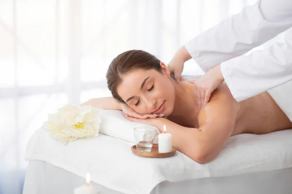Massagista Dando Massagem Corporal Relaxante Para Jovem Mulher Indiana Salão — Fotografia de Stock
