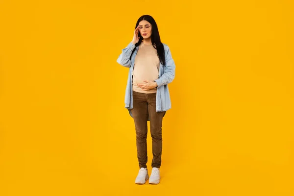 Sick Pregnant Woman Suffering Headache Standing Isolated Yellow Background Full — Stock Photo, Image