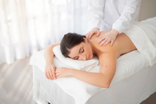 Ontspannen Jonge Indiase Vrouw Krijgen Therapeutische Handmatige Massage Wellness Center — Stockfoto