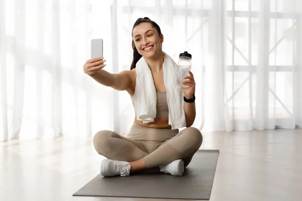 Gelukkig Vrolijke Aantrekkelijke Jonge Sportieve Dame Zitten Yoga Mat Met — Stockfoto