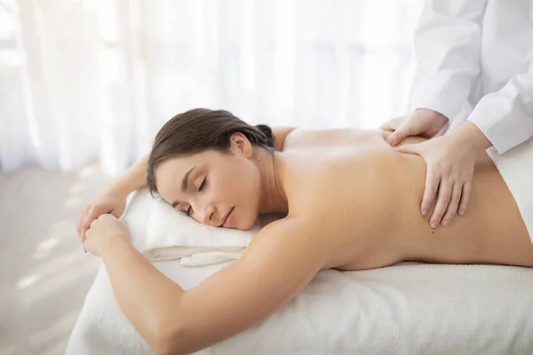 Masseur Professionnel Faisant Massage Une Belle Femme Indienne Dans Salon — Photo