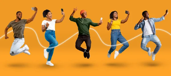 Веселих Емоційних Молодих Афроамериканців Які Випадково Стрибають Роблять Селфі Телефону — стокове фото